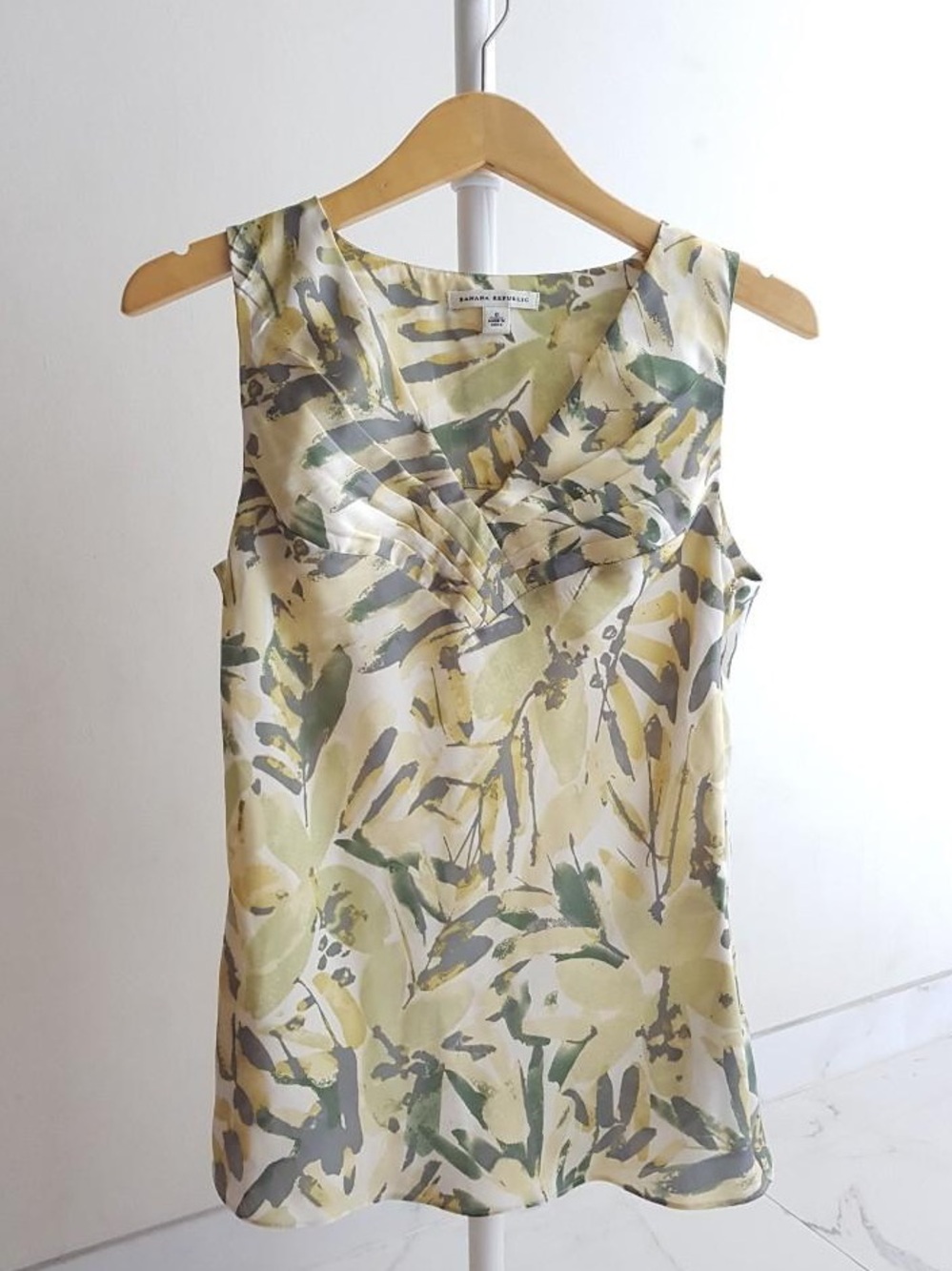 Banana Republic Sleeveless Floral Blouse w/ Pleats